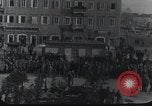 Standbild Gabriele D'Annunzio und anderen Freiwilligen organisieren Fiume Kroatien, 1919, aus Sekunde 3 historischem Filmmaterial Videoclip 65675023053