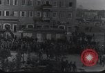 Standbild Gabriele D'Annunzio und anderen Freiwilligen organisieren Fiume Kroatien, 1919, aus Sekunde 4 historischem Filmmaterial Videoclip 65675023053