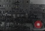 Standbild Gabriele D'Annunzio und anderen Freiwilligen organisieren Fiume Kroatien, 1919, aus Sekunde 5 historischem Filmmaterial Videoclip 65675023053