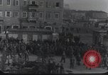 Standbild Gabriele D'Annunzio und anderen Freiwilligen organisieren Fiume Kroatien, 1919, aus Sekunde 7 historischem Filmmaterial Videoclip 65675023053