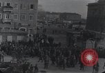 Standbild Gabriele D'Annunzio und anderen Freiwilligen organisieren Fiume Kroatien, 1919, aus Sekunde 11 historischem Filmmaterial Videoclip 65675023053