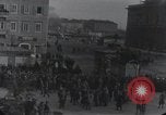 Standbild Gabriele D'Annunzio und anderen Freiwilligen organisieren Fiume Kroatien, 1919, aus Sekunde 12 historischem Filmmaterial Videoclip 65675023053