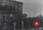 Standbild Gabriele D'Annunzio und anderen Freiwilligen organisieren Fiume Kroatien, 1919, aus Sekunde 14 historischem Filmmaterial Videoclip 65675023053