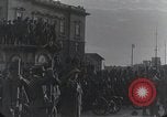 Standbild Gabriele D'Annunzio und anderen Freiwilligen organisieren Fiume Kroatien, 1919, aus Sekunde 15 historischem Filmmaterial Videoclip 65675023053