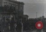 Standbild Gabriele D'Annunzio und anderen Freiwilligen organisieren Fiume Kroatien, 1919, aus Sekunde 16 historischem Filmmaterial Videoclip 65675023053