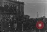 Standbild Gabriele D'Annunzio und anderen Freiwilligen organisieren Fiume Kroatien, 1919, aus Sekunde 17 historischem Filmmaterial Videoclip 65675023053