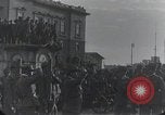 Standbild Gabriele D'Annunzio und anderen Freiwilligen organisieren Fiume Kroatien, 1919, aus Sekunde 18 historischem Filmmaterial Videoclip 65675023053