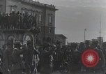 Standbild Gabriele D'Annunzio und anderen Freiwilligen organisieren Fiume Kroatien, 1919, aus Sekunde 19 historischem Filmmaterial Videoclip 65675023053