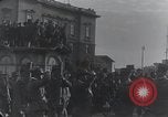 Standbild Gabriele D'Annunzio und anderen Freiwilligen organisieren Fiume Kroatien, 1919, aus Sekunde 20 historischem Filmmaterial Videoclip 65675023053