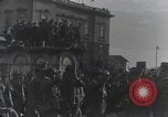 Standbild Gabriele D'Annunzio und anderen Freiwilligen organisieren Fiume Kroatien, 1919, aus Sekunde 21 historischem Filmmaterial Videoclip 65675023053