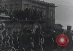 Standbild Gabriele D'Annunzio und anderen Freiwilligen organisieren Fiume Kroatien, 1919, aus Sekunde 22 historischem Filmmaterial Videoclip 65675023053