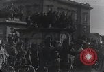 Standbild Gabriele D'Annunzio und anderen Freiwilligen organisieren Fiume Kroatien, 1919, aus Sekunde 23 historischem Filmmaterial Videoclip 65675023053