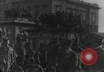 Standbild Gabriele D'Annunzio und anderen Freiwilligen organisieren Fiume Kroatien, 1919, aus Sekunde 24 historischem Filmmaterial Videoclip 65675023053