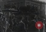 Standbild Gabriele D'Annunzio und anderen Freiwilligen organisieren Fiume Kroatien, 1919, aus Sekunde 25 historischem Filmmaterial Videoclip 65675023053