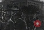 Standbild Gabriele D'Annunzio und anderen Freiwilligen organisieren Fiume Kroatien, 1919, aus Sekunde 26 historischem Filmmaterial Videoclip 65675023053