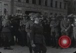 Standbild Gabriele D'Annunzio und anderen Freiwilligen organisieren Fiume Kroatien, 1919, aus Sekunde 27 historischem Filmmaterial Videoclip 65675023053