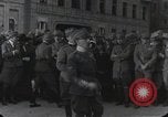 Standbild Gabriele D'Annunzio und anderen Freiwilligen organisieren Fiume Kroatien, 1919, aus Sekunde 28 historischem Filmmaterial Videoclip 65675023053