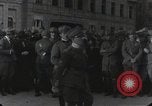 Standbild Gabriele D'Annunzio und anderen Freiwilligen organisieren Fiume Kroatien, 1919, aus Sekunde 29 historischem Filmmaterial Videoclip 65675023053