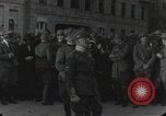 Standbild Gabriele D'Annunzio und anderen Freiwilligen organisieren Fiume Kroatien, 1919, aus Sekunde 30 historischem Filmmaterial Videoclip 65675023053