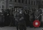 Standbild Gabriele D'Annunzio und anderen Freiwilligen organisieren Fiume Kroatien, 1919, aus Sekunde 31 historischem Filmmaterial Videoclip 65675023053