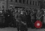 Standbild Gabriele D'Annunzio und anderen Freiwilligen organisieren Fiume Kroatien, 1919, aus Sekunde 32 historischem Filmmaterial Videoclip 65675023053