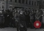 Standbild Gabriele D'Annunzio und anderen Freiwilligen organisieren Fiume Kroatien, 1919, aus Sekunde 33 historischem Filmmaterial Videoclip 65675023053