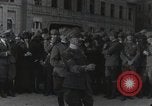 Standbild Gabriele D'Annunzio und anderen Freiwilligen organisieren Fiume Kroatien, 1919, aus Sekunde 34 historischem Filmmaterial Videoclip 65675023053