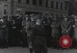 Standbild Gabriele D'Annunzio und anderen Freiwilligen organisieren Fiume Kroatien, 1919, aus Sekunde 35 historischem Filmmaterial Videoclip 65675023053