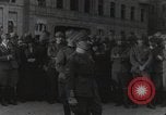 Standbild Gabriele D'Annunzio und anderen Freiwilligen organisieren Fiume Kroatien, 1919, aus Sekunde 36 historischem Filmmaterial Videoclip 65675023053