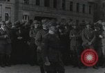 Standbild Gabriele D'Annunzio und anderen Freiwilligen organisieren Fiume Kroatien, 1919, aus Sekunde 37 historischem Filmmaterial Videoclip 65675023053