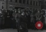 Standbild Gabriele D'Annunzio und anderen Freiwilligen organisieren Fiume Kroatien, 1919, aus Sekunde 38 historischem Filmmaterial Videoclip 65675023053