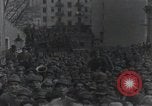 Standbild Gabriele D'Annunzio und anderen Freiwilligen organisieren Fiume Kroatien, 1919, aus Sekunde 39 historischem Filmmaterial Videoclip 65675023053