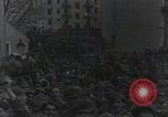 Standbild Gabriele D'Annunzio und anderen Freiwilligen organisieren Fiume Kroatien, 1919, aus Sekunde 41 historischem Filmmaterial Videoclip 65675023053