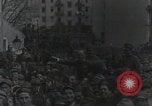 Standbild Gabriele D'Annunzio und anderen Freiwilligen organisieren Fiume Kroatien, 1919, aus Sekunde 45 historischem Filmmaterial Videoclip 65675023053