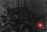 Standbild Gabriele D'Annunzio und anderen Freiwilligen organisieren Fiume Kroatien, 1919, aus Sekunde 49 historischem Filmmaterial Videoclip 65675023053