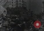 Standbild Gabriele D'Annunzio und anderen Freiwilligen organisieren Fiume Kroatien, 1919, aus Sekunde 50 historischem Filmmaterial Videoclip 65675023053