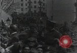 Standbild Gabriele D'Annunzio und anderen Freiwilligen organisieren Fiume Kroatien, 1919, aus Sekunde 53 historischem Filmmaterial Videoclip 65675023053