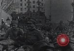 Standbild Gabriele D'Annunzio und anderen Freiwilligen organisieren Fiume Kroatien, 1919, aus Sekunde 54 historischem Filmmaterial Videoclip 65675023053