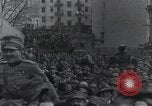 Standbild Gabriele D'Annunzio und anderen Freiwilligen organisieren Fiume Kroatien, 1919, aus Sekunde 55 historischem Filmmaterial Videoclip 65675023053
