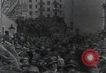 Standbild Gabriele D'Annunzio und anderen Freiwilligen organisieren Fiume Kroatien, 1919, aus Sekunde 56 historischem Filmmaterial Videoclip 65675023053