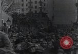 Standbild Gabriele D'Annunzio und anderen Freiwilligen organisieren Fiume Kroatien, 1919, aus Sekunde 57 historischem Filmmaterial Videoclip 65675023053