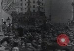 Standbild Gabriele D'Annunzio und anderen Freiwilligen organisieren Fiume Kroatien, 1919, aus Sekunde 60 historischem Filmmaterial Videoclip 65675023053