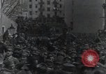 Standbild Gabriele D'Annunzio und anderen Freiwilligen organisieren Fiume Kroatien, 1919, aus Sekunde 61 historischem Filmmaterial Videoclip 65675023053