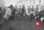 Immagine di Pancho Villa con le sue truppe Messico, 1916, secondo 47 filmato di repertorio 65675023068