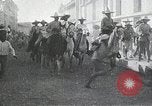 Immagine di Pancho Villa con le sue truppe Messico, 1916, secondo 48 filmato di repertorio 65675023068