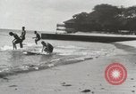 Immagine di Hawaiian surfers Hawaii USA, 1917, secondo 19 filmato di repertorio 65675023082