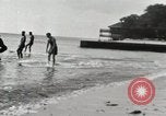 Immagine di Hawaiian surfers Hawaii USA, 1917, secondo 20 filmato di repertorio 65675023082