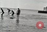 Immagine di Hawaiian surfers Hawaii USA, 1917, secondo 22 filmato di repertorio 65675023082