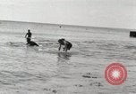 Immagine di Hawaiian surfers Hawaii USA, 1917, secondo 24 filmato di repertorio 65675023082