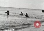 Immagine di Hawaiian surfers Hawaii USA, 1917, secondo 26 filmato di repertorio 65675023082